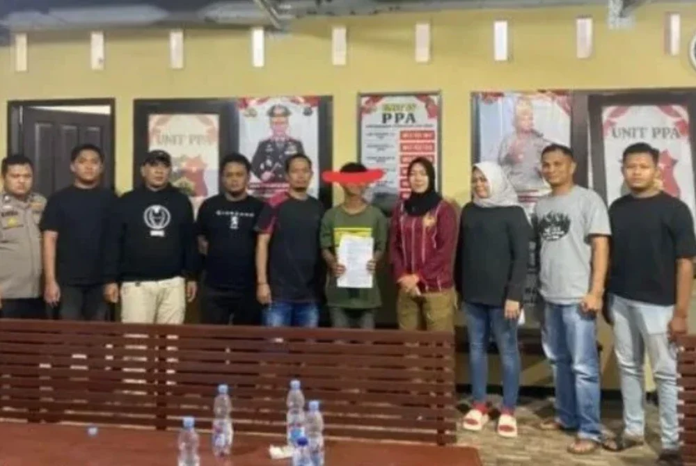Suspek (lima dari kanan) kini sudah ditahan. Foto Agensi