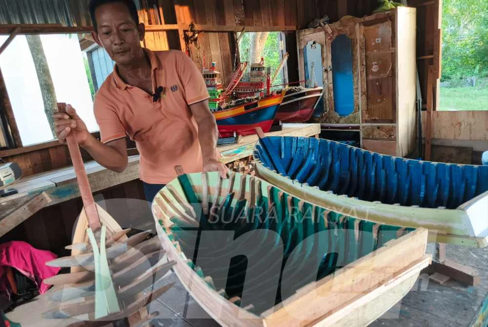 Beberapa replika bot yang sedang dalam proses pembinaan di bengkel Engku Abbas di Kampung Beris, Alur Pisang di Kuala Besut.