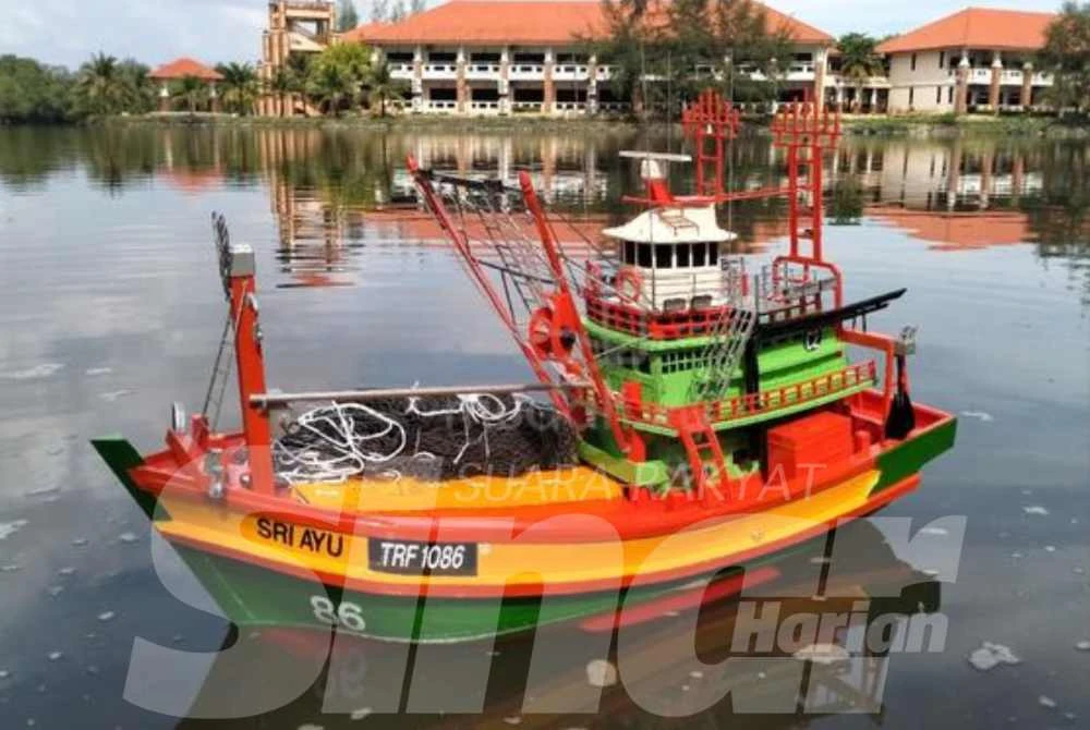 Replika bot pukat jerut Terengganu dihasilkan Engku Abbas di bengkel kecilnya di Kampung Beris, Alur Pisang di Kuala Besut mampu terapung atas air digerakkan menggunakan alat kawalan jauh.