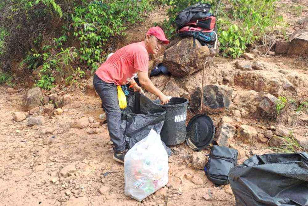 Tong sampah yang disediakan Nik Muhammad Adib di Bukit Panau.