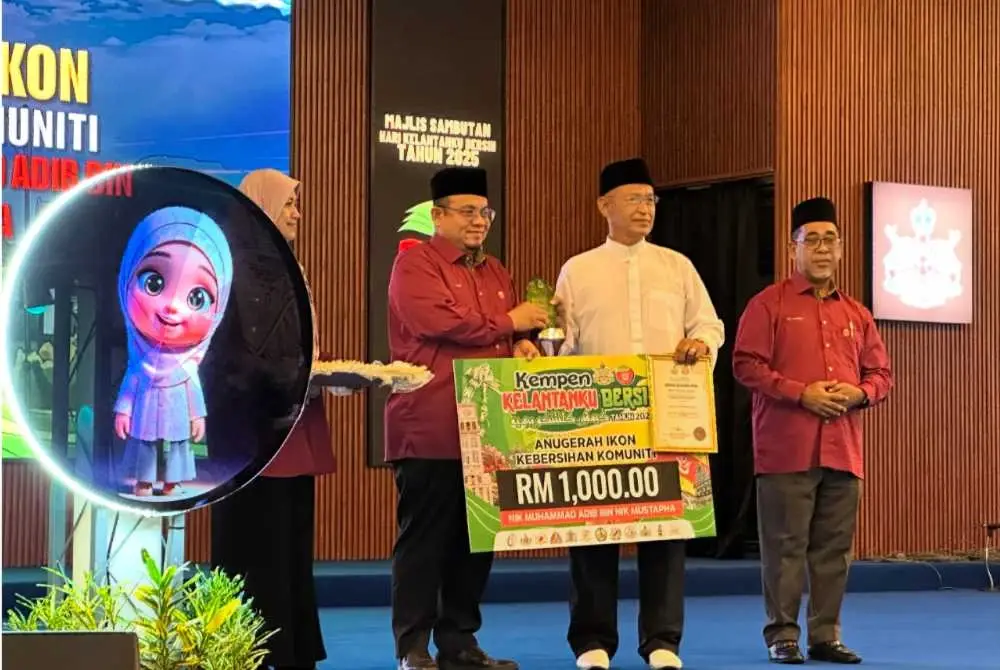 Nik Muhammad Adib (dua dari kanan) yang menerima anugerah pada Isnin.