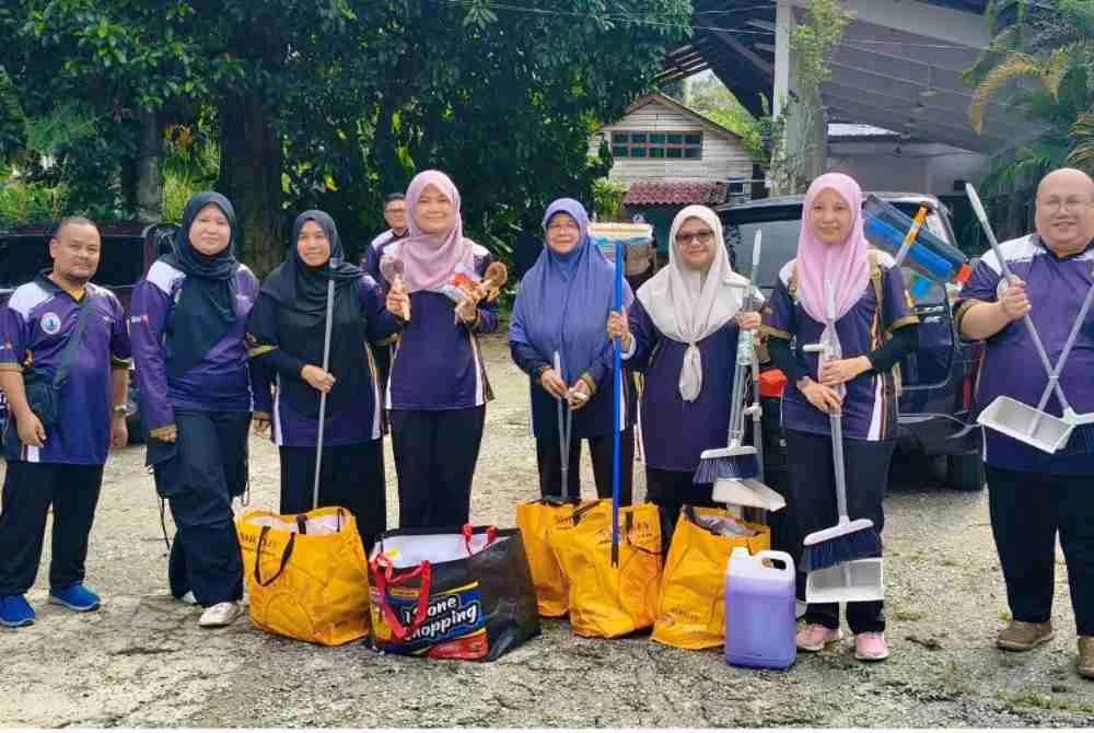 Sebahagian pensyarah dan kakitangan UniKL MIIT yang menyertai CSR bergotong-royong membersihkan kawasan Maahad An Noer.