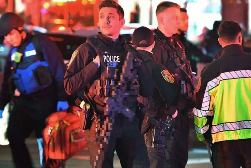 Anggota penguat kuasa bersenjata berkumpul berhampiran Universiti Brown di Providence. Foto AP