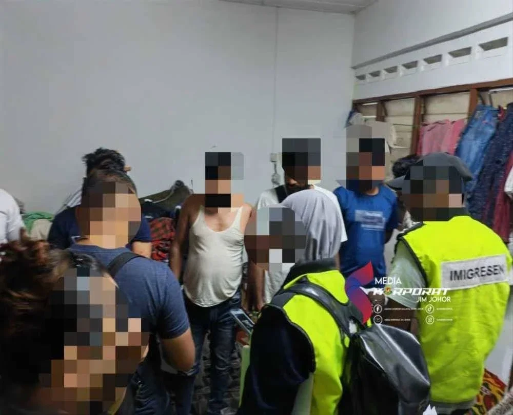 Imigresen melalukan serbuan di kawasan Johor Jaya Johor Bahru pada malam Sabtu.