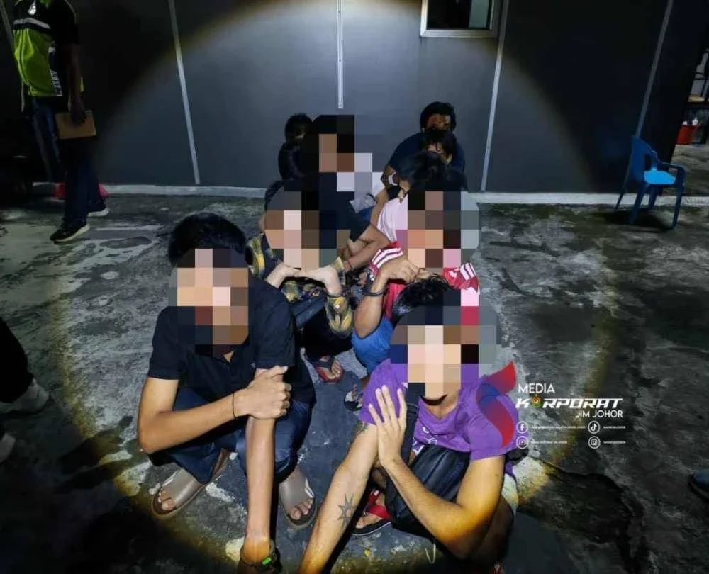 Warga asing yang ditahan di bawa ke Depot Imigresen Setia Tropika. 