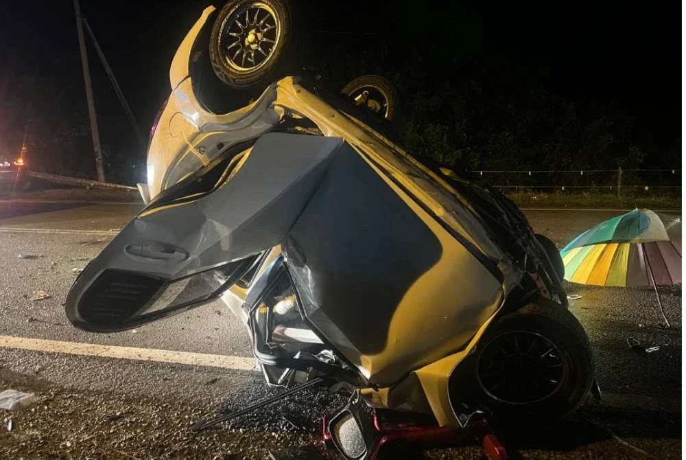 Keadaan Myvi selepas terbabit kemalangan dengan lori sawit hingga mengorbankan nyawa pemandu. Foto Polis Pekan.