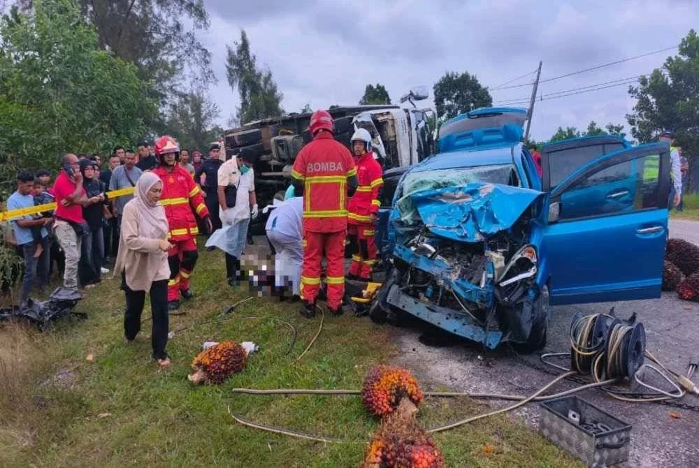 Keadaan Perodua Myvi yang remuk teruk di bahagian hadapan selepas bertembung dengan lori membawa muatan kelapa sawit di KM 50, Jalan Pantai Kuala Terengganu–Permaisuri, Setiu pada Sabtu. Foto PDRM