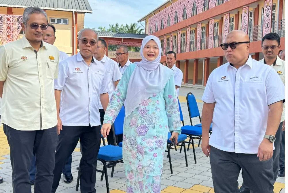 Fadhlina (tengah) hadir ke Sekolah Menengah Kebangsaan Agama Seberang Perai Tengah, Bukit Mertajam pada Ahad.