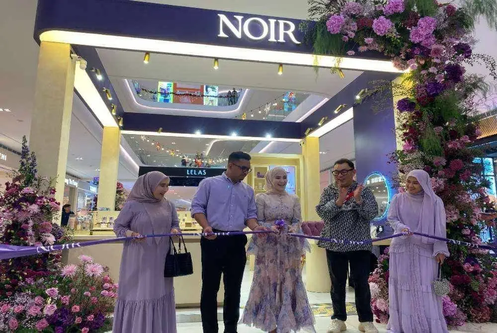 Pengasas NOIR, Eriyca Baiduri Abd Rashid atau lebih dikenali sebagai Madammu (tengah) merasmikan Flagship Store pertama NOIR terletak di Pavilion Bukit Jalil pada Sabtu.