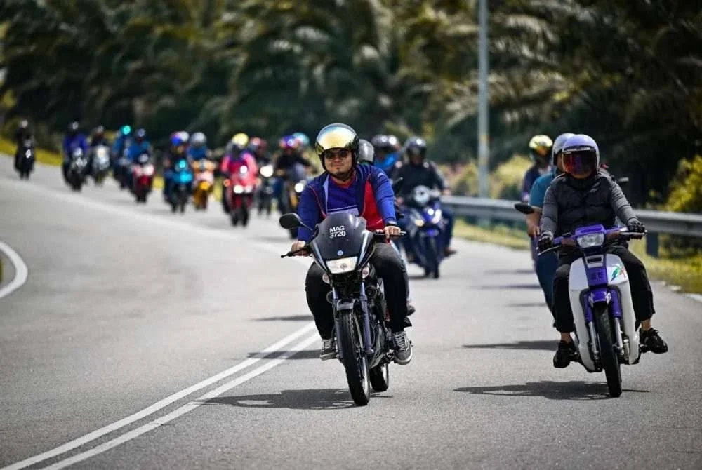 Dr Akmal (kiri) turut serta memeriahkan Program RXZ Members Ride 3.0.