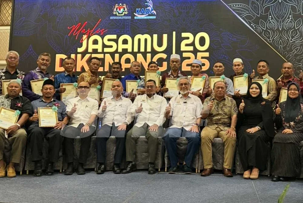 Kenamaan yang hadir bergambar dan meraikan pesara Kada.
