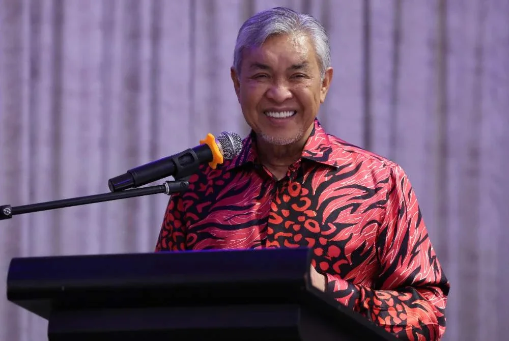 Ahmad Zahid berucap pada Perasmian Perhimpunan Agung Barisan Kemajuan India Se-Malaysia (IPF Malaysia) di Setia Ecohill Semenyih pada Ahad. Foto Bernama