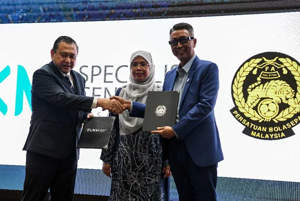 Mohd Yusoff (kanan) bersalaman dengan Pengarah Perubatan UKM Specialist Centre, Prof Madya Datuk Dr Badrul Akmal Hisham Md. Yusoff (kiri) semasa pertukaran memorandum persefahaman pada Perasmian Simposium dan Pertukaran Memorandum Persefahaman antara UKM Specialist Centre dan FAM di Auditorium Hospital Canselor Tuanku Muhriz UKM (HCTM) pada Ahad. Foto Bernama
