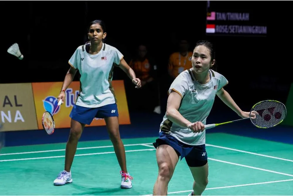 Pearly Tan dan M Thinaah (kiri) berjaya meraih pingat emas dalam temasya Sukan SEA 2025.