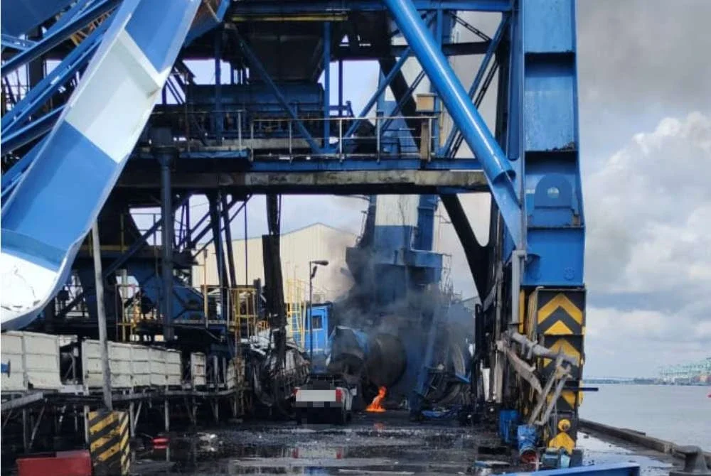 Punca kebakaran pacuan empat roda yang berada di lokasi runtuh kren kini disiasat pihak berwajib. - Foto JBPM Johor