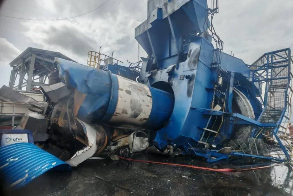 JKKP Johor telah mengeluarkan 2 notis larangan serta mengarahkan penutupan kawasan lokasi kemalangan maut susulan insiden runtuhan struktur kren di sebuah fasiliti janakuasa elektrik di Pontian pada Sabtu.