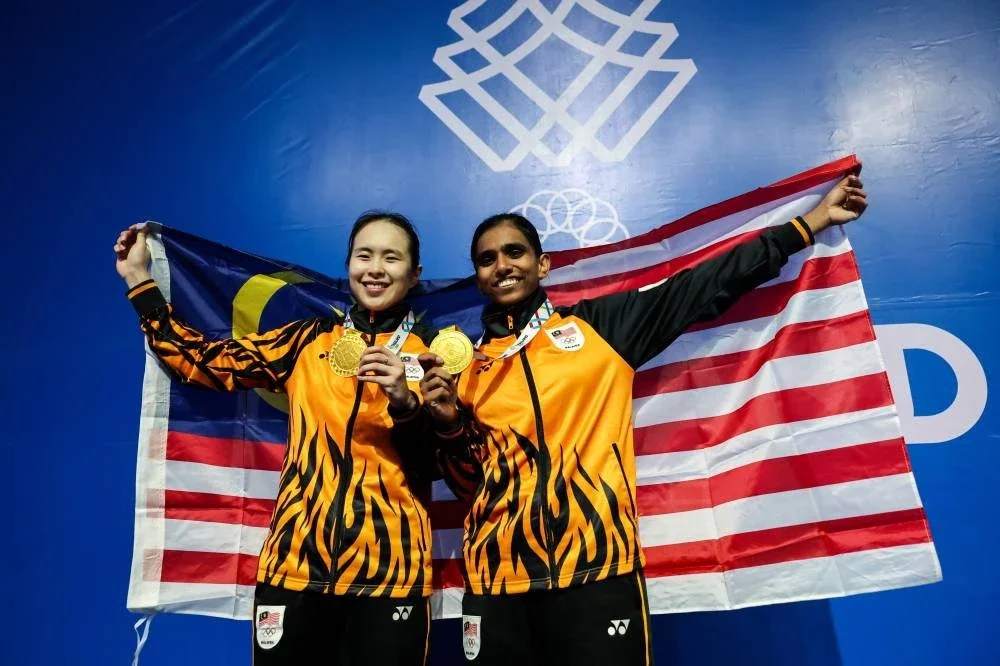 BANGKOK, 14 Dis -- Pemain beregu wanita Malaysia, Pearly Tan dan M. Thinaah menunjukkan pingat emas yang dimenangi pada perlawanan akhir badminton Sukan SEA 2025 di Gimnasium 4, Universiti Thammasat, Kampus Rangsit, hari ini.
Beregu utama wanita negara itu menewaskan gandingan Indonesia, Febriana Dwipuji Kusuma dan Meilysa Trias Puspitasari dengan keputusan: 21-16, 19-21, 21-17.
--fotoBERNAMA (2025) HAK CIPTA TERPELIHARA