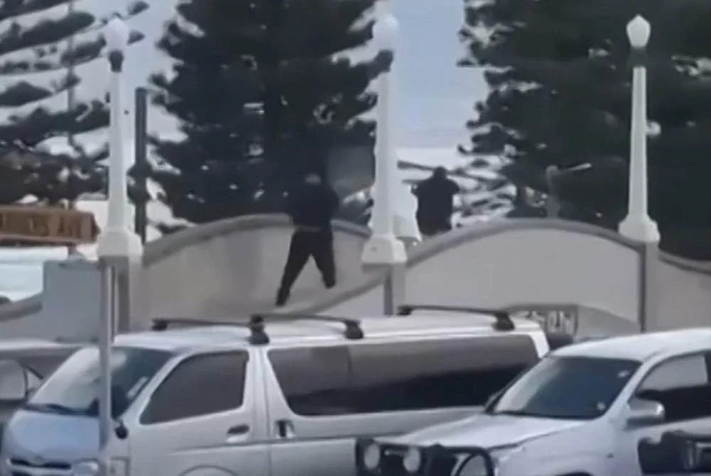 Dua lelaki bersenjata dalam pakaian serba hitam itu melepaskan beberapa das tembakan di jambatan Pantai Bondi, Sydney pada Ahad.