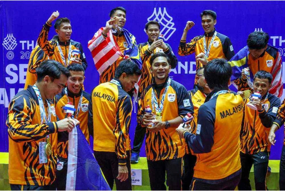 Keceriaan bercampur keterujaan terpahat pada wajah pasukan sepak takraw negara ketika meraikan kemenangan selepas menewaskan pasukan tuan rumah Thailand 2-1 pada perlawanan akhir acara regu berpasukan lelaki di Gimnasium Nakhon Pathom pada Ahad - Foto: Bernama