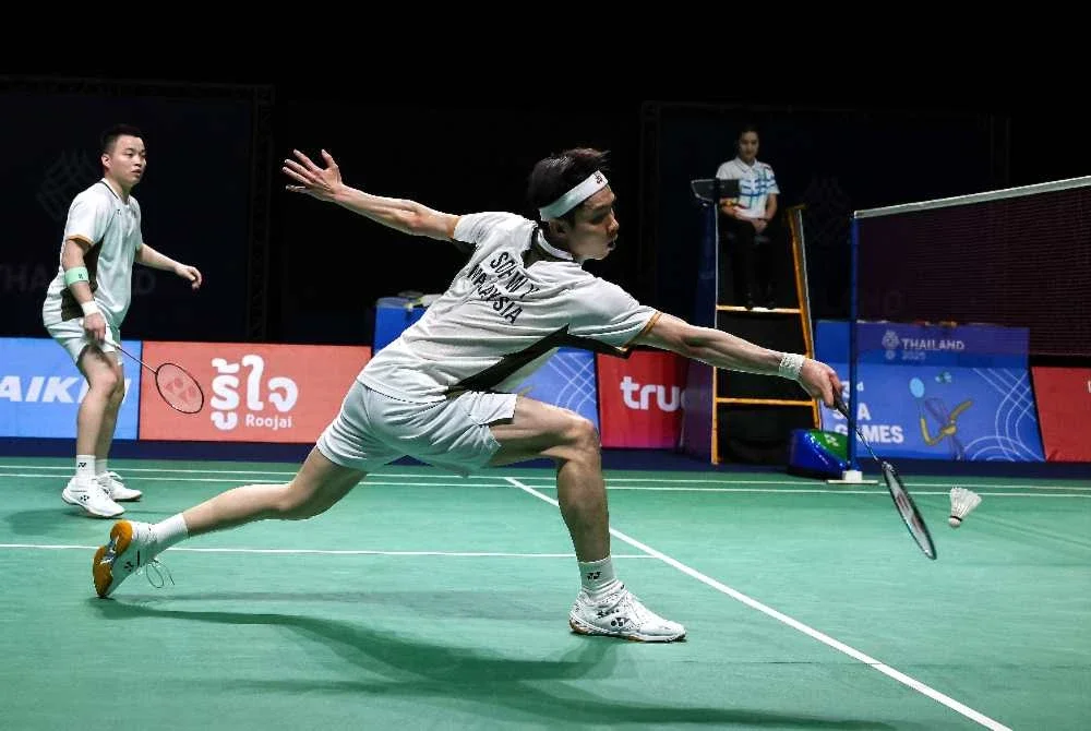Aaron dan Wooi Yik beraksi dalam perlawanan akhir badminton Sukan SEA 2025 di Gimnasium 4, Universiti Thammasat Kampus Rangsit. Foto: Bernama
