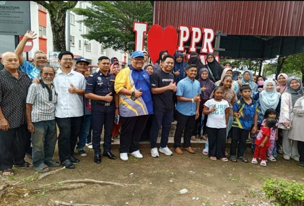 Asrul Aimran, Mohammad Harith dan Mohd Faizol bersama penduduk PPR Sri Sena.