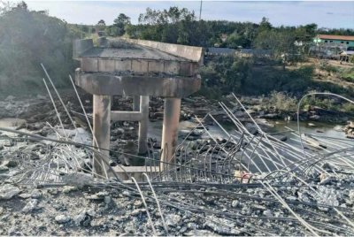 Sebuah jambatan di wilayah Pursat yang didakwa musnah dibedil tentera Thailand. - Foto AFP