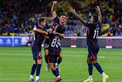 Pemain JDT Jonathan Cristian Silva (tengah) meraikan jaringan gol pertama jaringannya bersama rakan pasukan pada perlawanan akhir Piala FA di Stadium Nasional Bukit Jalil. - Foto: Bernama