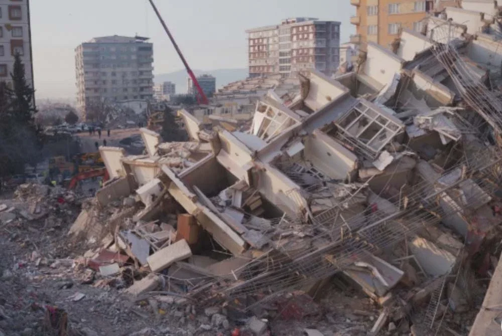 Bencana gempa bumi memusnahkan bangunan.