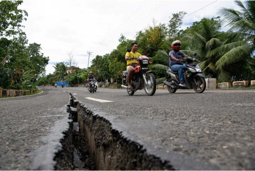 Gempa bumi membelah daratan.