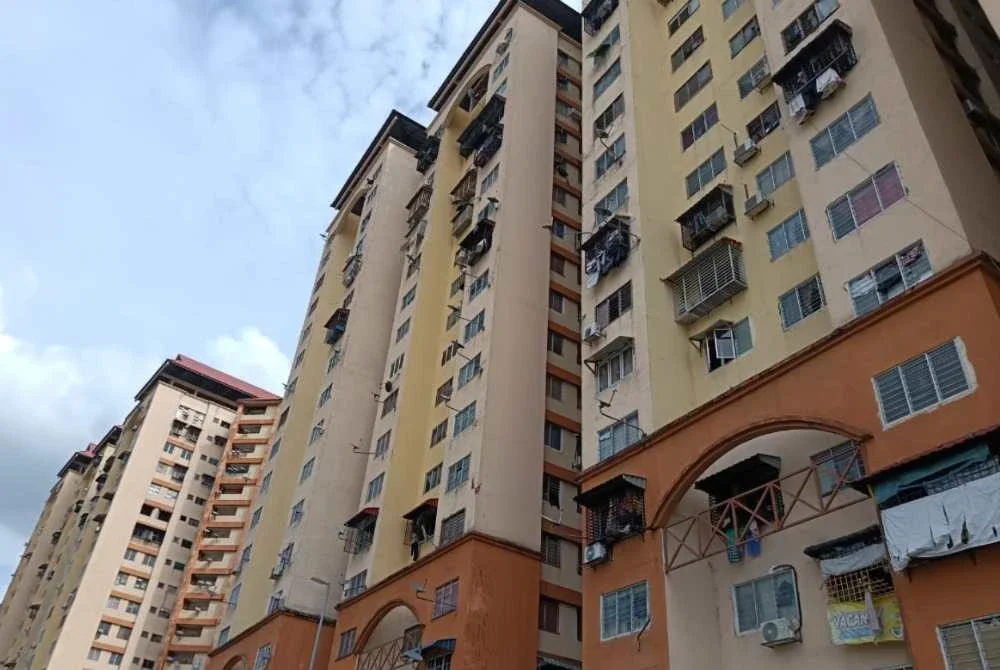 Sebilangan kanak-kanak bermain dan menjaga diri sendiri kerana ibu bapa sibuk bekerja.