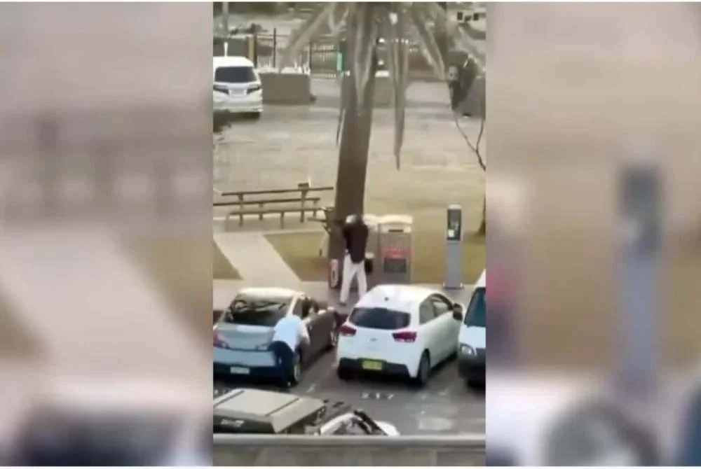 Ahmed al-Ahmed menyerbu penyerang dari belakang dan berjaya merampas senapang penyerang sebelum menyerahkan senjata kepada pihak polis. - Foto X/Brad Lander