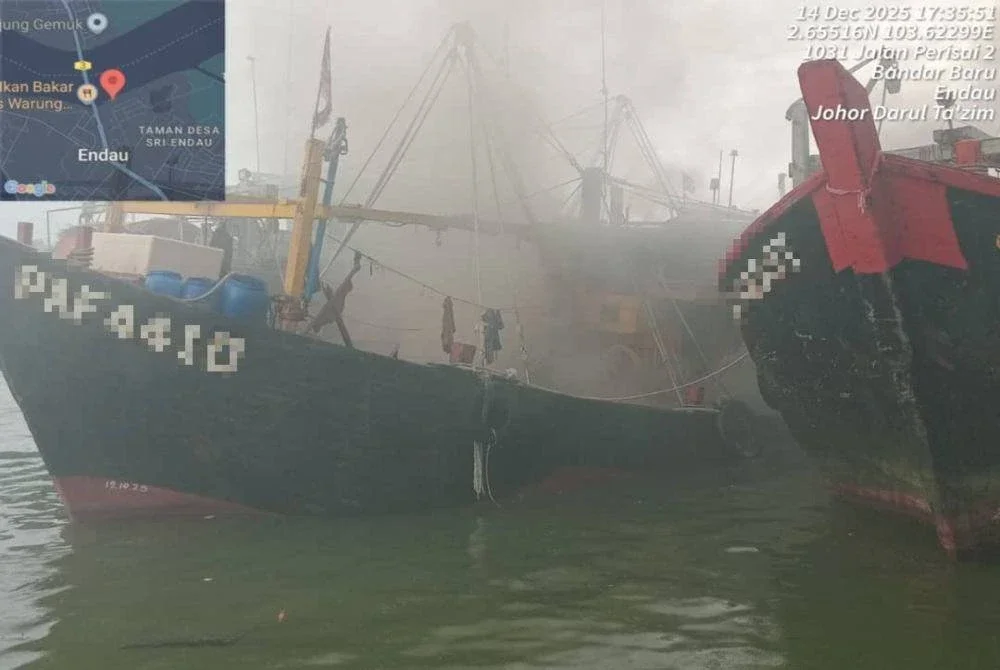 Anggota bomba memadam kebakaran membabitkan sebuah bot di Kompleks Perikanan Lembaga Kemajuan Ikan Malaysia (LKIM) Endau. -Foto JBPM Johor 