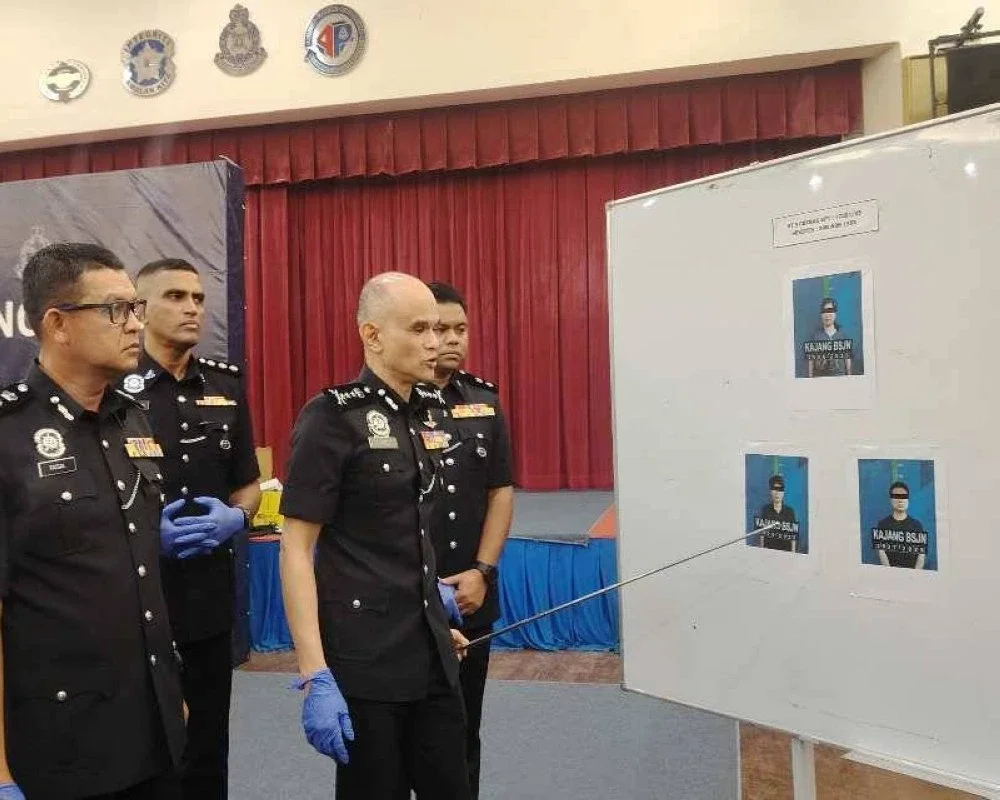 Shazeli menunjukkan paparan gambar tiga individu yang ditahan polis dalam serbuan sindiket dadah di Kajang 8 Disember lalu.