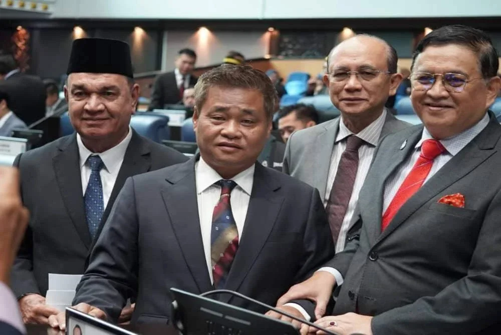 Masiung (dua dari kiri) ketika hadir dalam sidang DUN Sabah pada Isnin. 