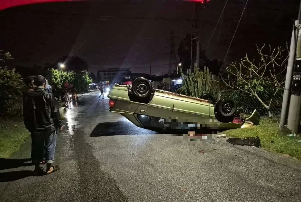 Tiba di lokasi kejadian, kereta jenis Proton Iswara Aeroback dipandu warga emas berusia 69 tahun hilang kawalan sebelum terbabas dan terbalik.