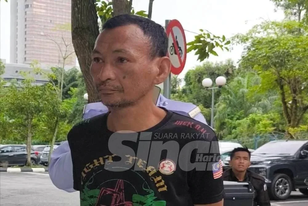 Noor Azuan (tengah) mengaku tidak bersalah atas satu pertuduhan memandu treler bawah pengaruh dadah, Rabu minggu lalu.