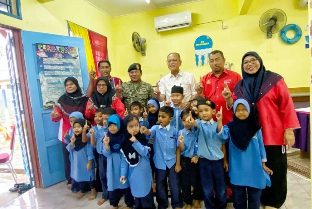 Wan Rosdy bergambar bersama kanak- kanak di Tabika Kemas Kg Jeram Besu, Raub.