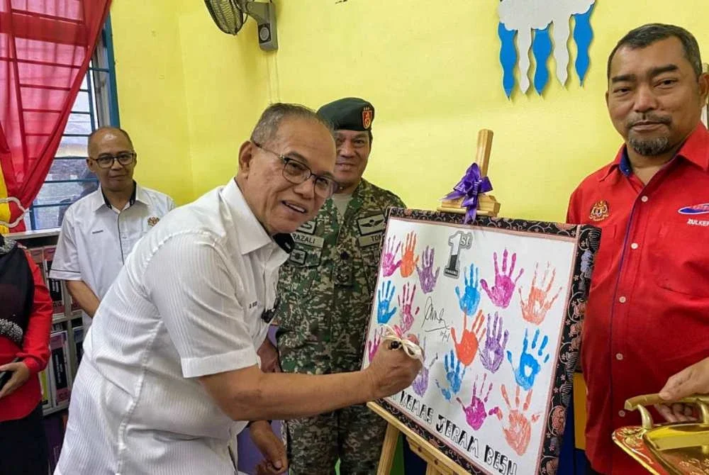 Wan Rosdy menyambut baik penaiktarafan Masjid Kampung Jeram Besu serta kerja-kerja membaik pulih Tabika KEMAS kampung berkenaan.