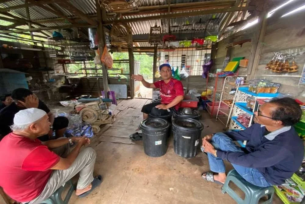 Mohd Hirwan (tengah) memberitahu alami kerugian ratusan ribu ringgit sejak PLSB Sungai Golok dibina pada tahun 2021.