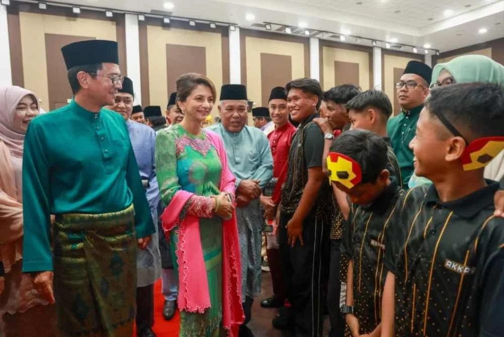 Tengku Sarafudin Badlishah dan Che Puan Muda Zaheeda berkenan bermesra dengan hadirin pada Majlis Sambutan Hari Kanak-Kanak, Hari Orang Kurang Upaya dan Hari Warga Emas Peringkat Negeri Kedah Darul Aman 2025 di Dewan Seri Mentaloon di Alor Setar pada Ahad.