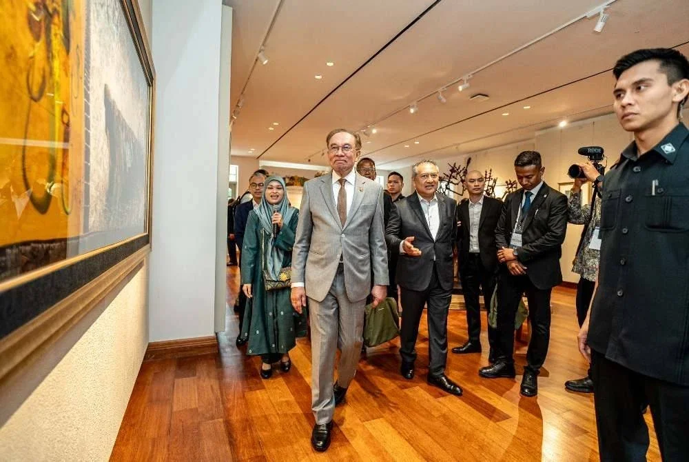 Amirul Feisal (empat dari kanan) mengiringi Anwar meninjau persekitaran bangunan warisan ikonik pada Majlis Penyempurnaan Pemuliharaan Seri Negara, hari ini.