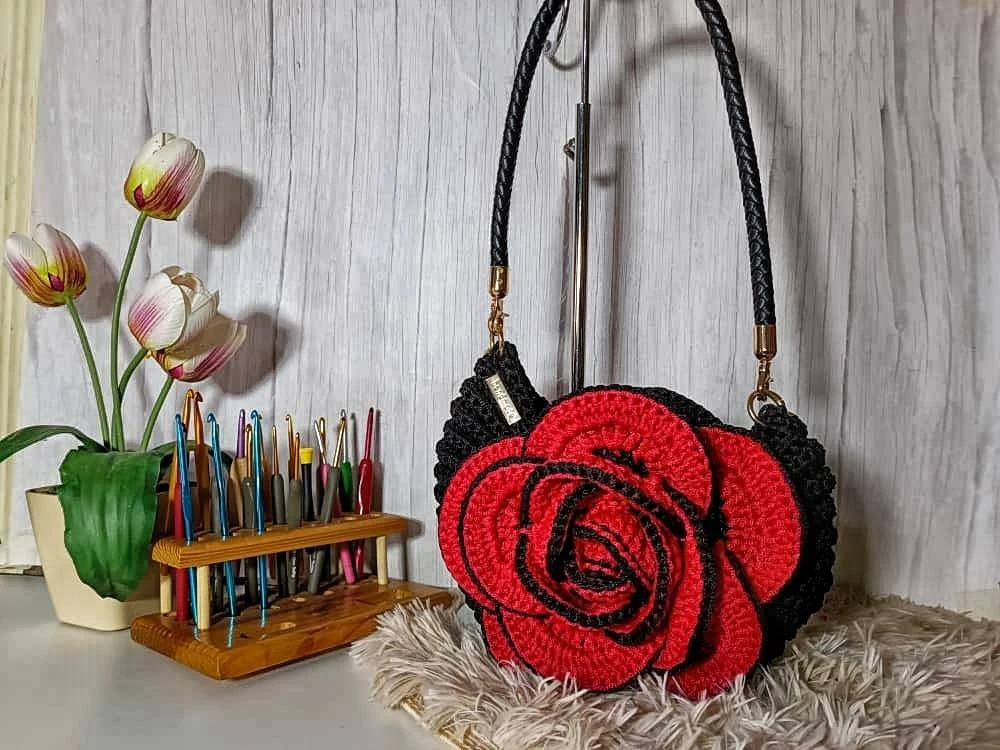 Kombinasi hitam dan merah antara warna kegemaran pelanggan.