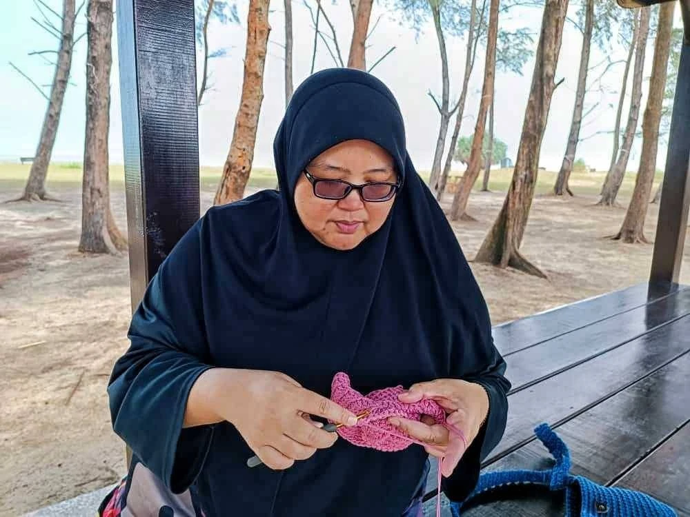 Noorhafizah mengakui memiliki lebih 1,000 koleksi hasil tangan kreatifnya. 