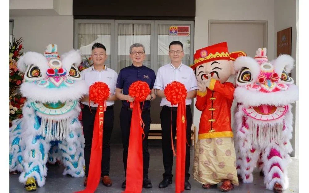 Penolong Pengurus Besar Jualan & Pemasaran, Encik Keith Ng Yee Kiat; Pengerusi Eksekutif Kumpulan LBS, Tan Sri Dato’ Sri Ir. (Dr.) Lim Hock San; serta Timbalan Ketua Pegawai Eksekutif LBS, Encik Lucas Lim Kim Kiat, pada majlis pelancaran Aulica, sebuah kediaman eksklusif berkonsepkan kehidupan tasik di D’Island Residence, Puchong. 