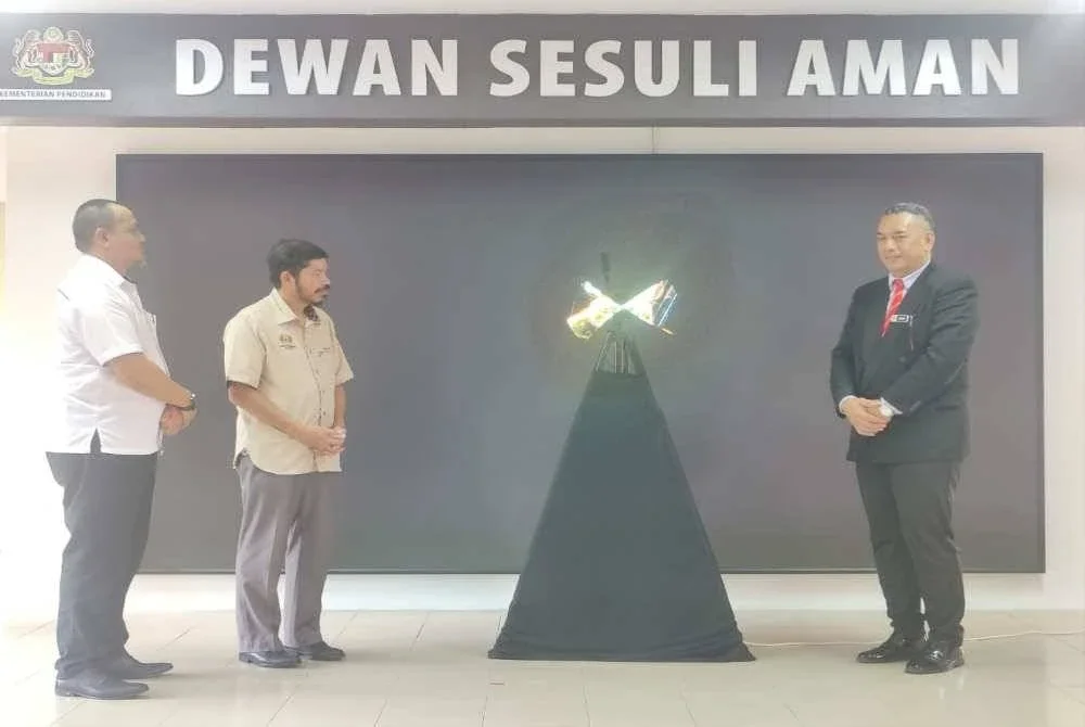 Mohd Uzir (dua dari kiri) ketika menyempurnakan simbolik Majlis Perasmian Sekolah Angkat Madani di SK Sungai Limau, Sabak Bernama pada Isnin.