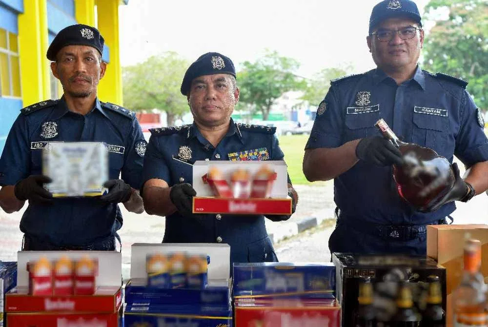 Mohamad Azhar (tengah) bersama pegawainya menunjukkan barang rampasan pada sidang media di Pejabat Kastam Pelabuhan Klang Utara pada Isnin. Foto Bernama