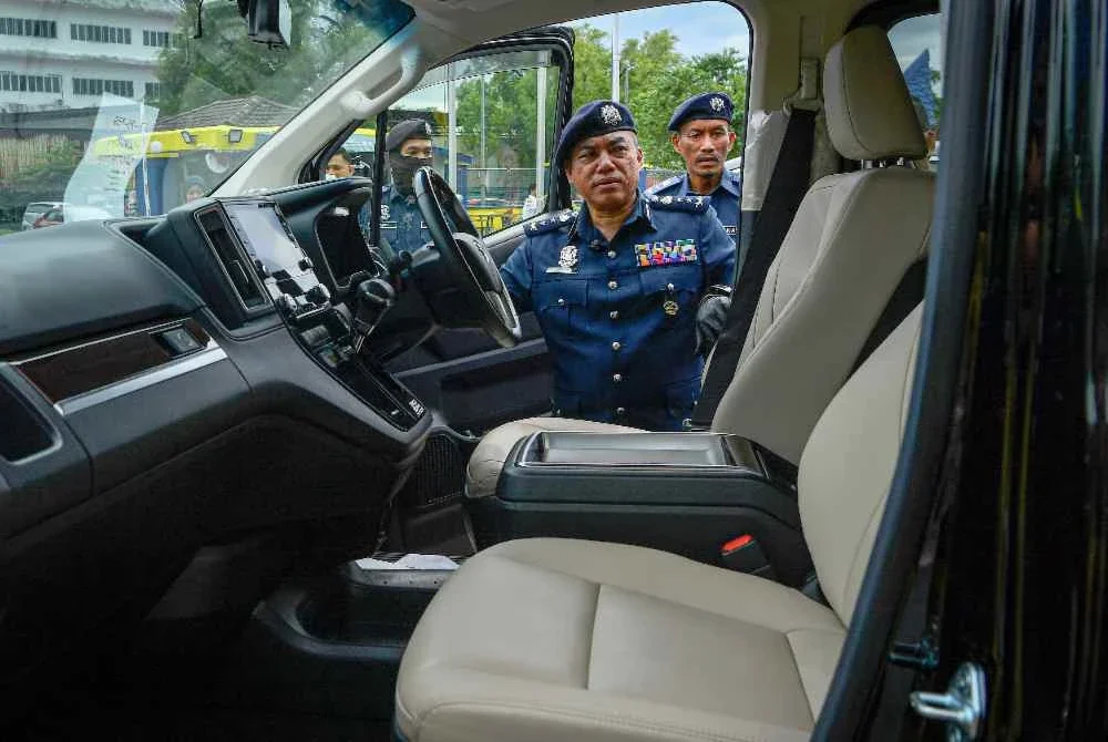 Mohamad Azhar menunjukkan kenderaan yang disita pada sidang media Pejabat Kastam Pelabuhan Klang Utara pada Isnin. Foto Bernama