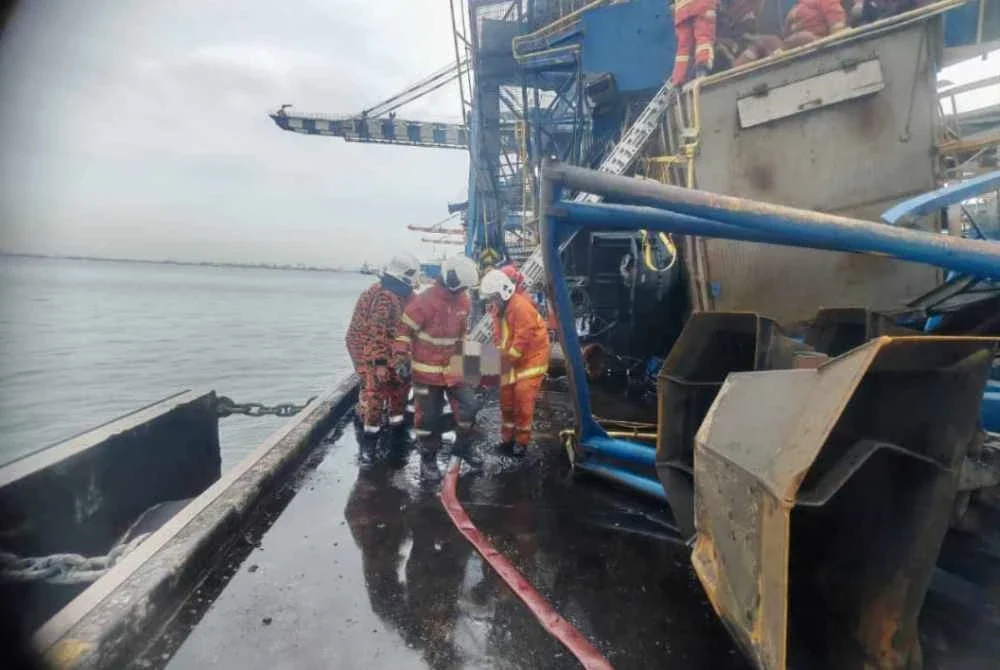Anggota membantu mangsa dalam kejadian kren mengangkat arang batu runtuh di Loji Janakuasa Tanjung Bin. Foto JBPM Johor
