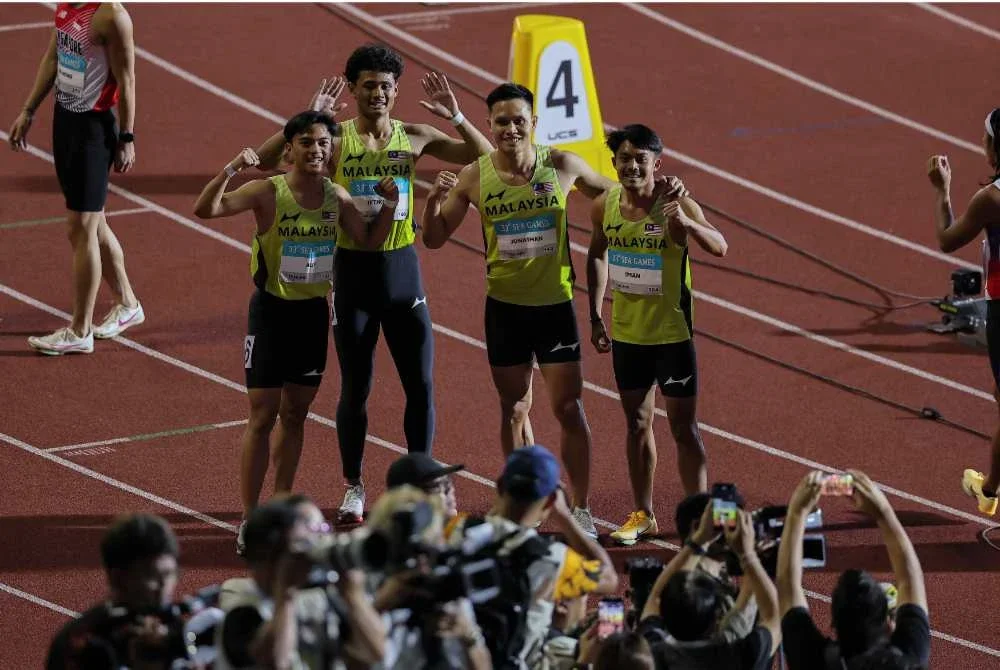 Atlet Malaysia (dari kiri) Pengiran Aidil, Danish Iftikhar , Jonathan dan Aliff Iman bergambar selepas beraksi dalam final 4x100m lelaki di Sukan SEA ke-33 Thailand di Stadium Nasional Suphachalasai pada Isnin. Foto Bernama