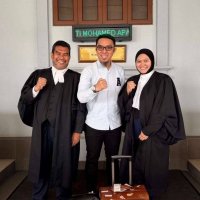 Firdaus (tengah) bersama peguamnya, Syahidah Hanum (kanan) dan Norazali di Mahkamah Tinggi Kuala Lumpur pada Isnin.